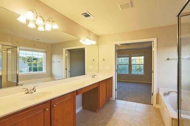 Building Photo - Family friendly home in highly sought afte...