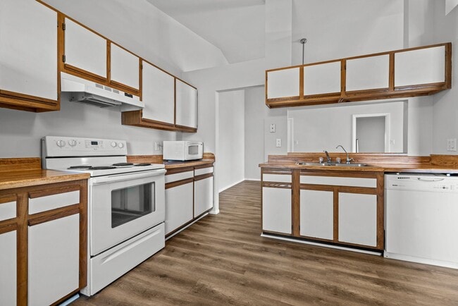 Building Photo - Beautiful condo in Great Neck Landing