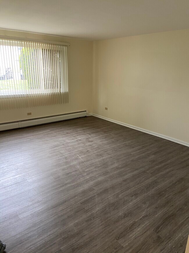 Building Photo - 8803 Dee Rd