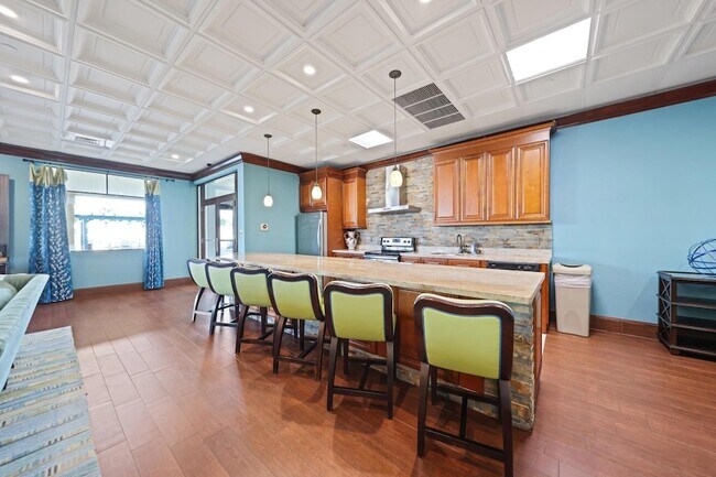 Building Photo - 3020 NE 32nd Ave