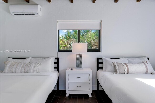 Building Photo - 11534 NE 13th Ave