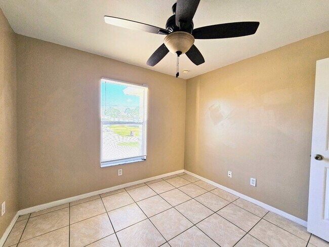 Building Photo - Nice 3 Bedroom Duplex in Lehigh Acres