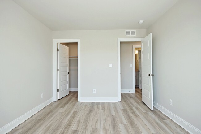 Building Photo - Glenbrook Townhomes & Apartment Homes