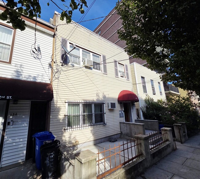 Building Photo - 132 42nd St