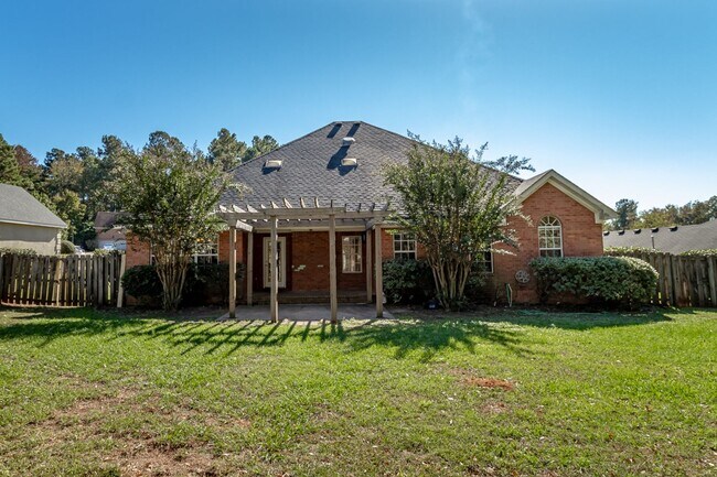 Building Photo - Beautiful 4 Bedroom, 2 Bath home with Large Yard