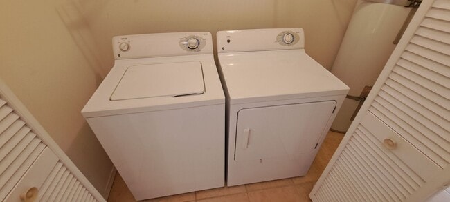 Building Photo - Ponahawai Quadplex