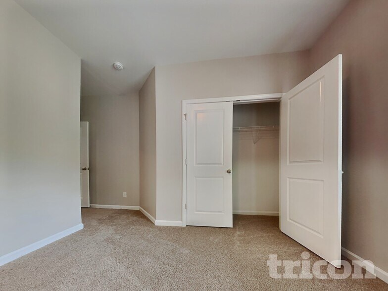 Building Photo - 30 Fernwood Ct