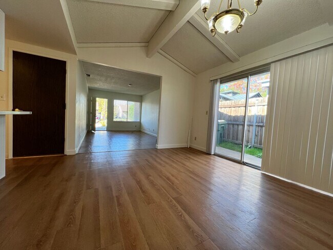 Building Photo - 205