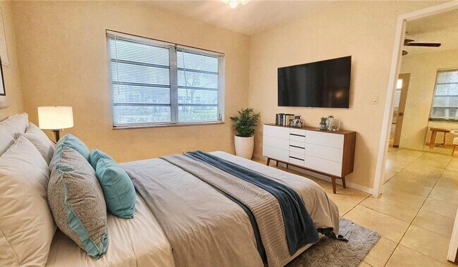 Building Photo - 505 NE 4th Ave