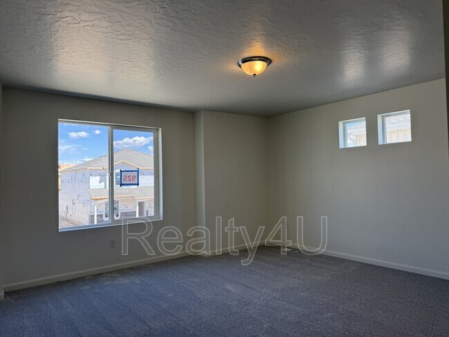 Building Photo - 203 E Arcade Dr
