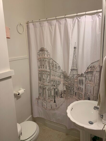 Building Photo - 197 Lake Dr