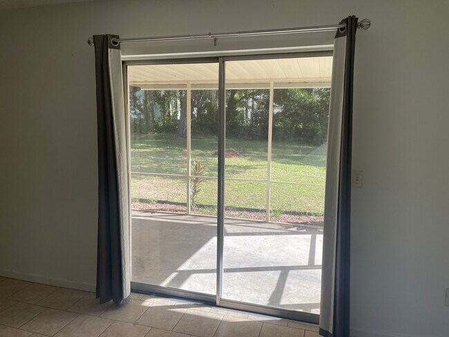 Building Photo - 728 Greenleaf Ave