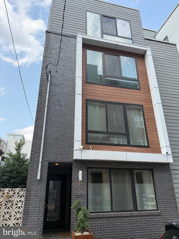 Primary Photo - 1651 E Eyre St