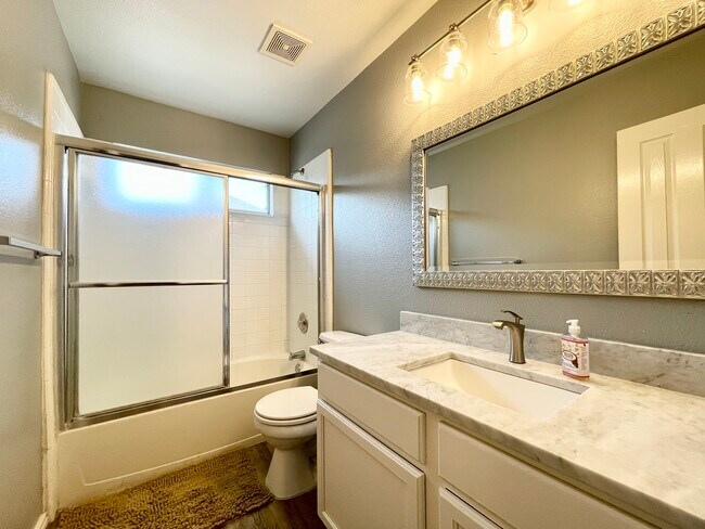 Upstairs Guest Bathroom - 11519 Brae Hill