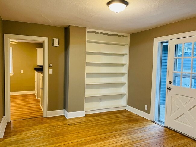 Building Photo - 3 bedroom house - Pet Friendly, Garage, Fenced Yard