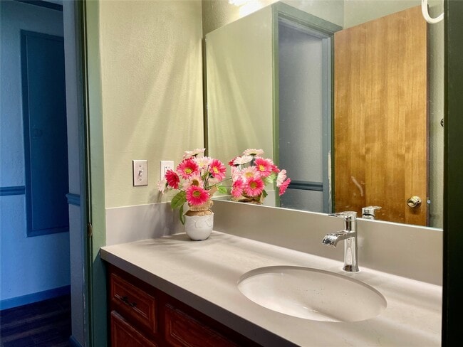 Building Photo - 2507 Lynn Dr