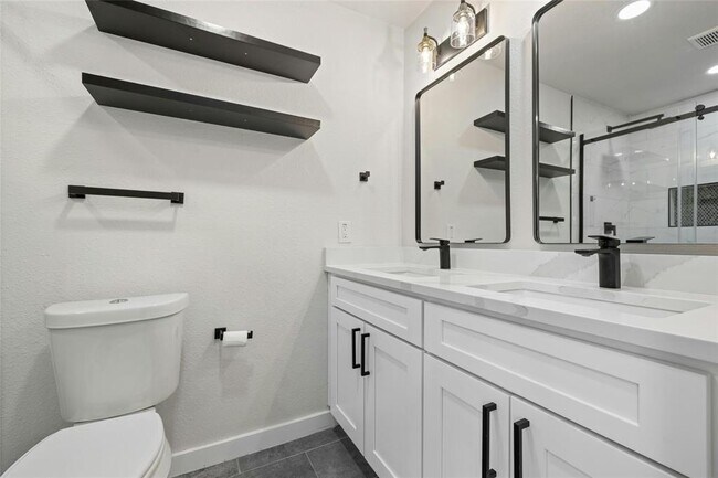 Building Photo - 1400 Bellmar Dr