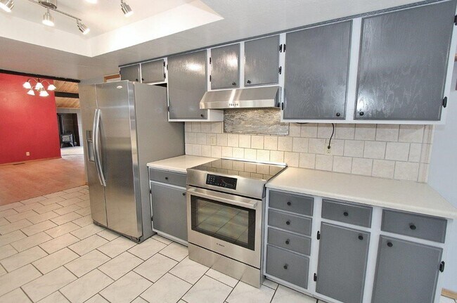 Building Photo - Fantastic Private Oasis in South East Bois...