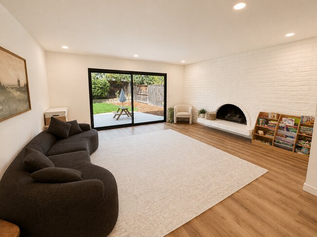 Building Photo - 1659 Cromwell Pl