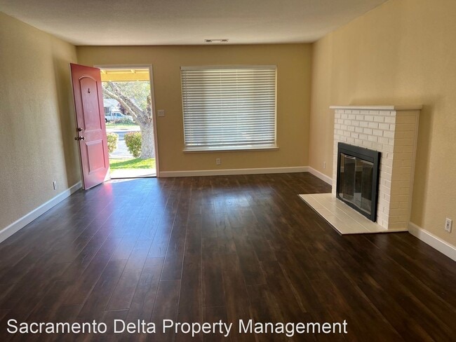 Building Photo - 5 br, 3 bath House - 1901 Walnut Ave - 105...