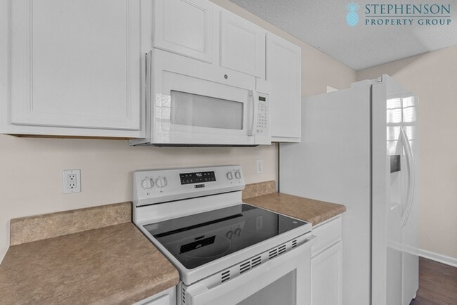 Building Photo - Fully Remodeled in Nov 2025!