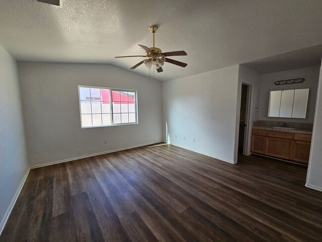 Building Photo - 3 bedroom / 2 bathroom house for RENT!