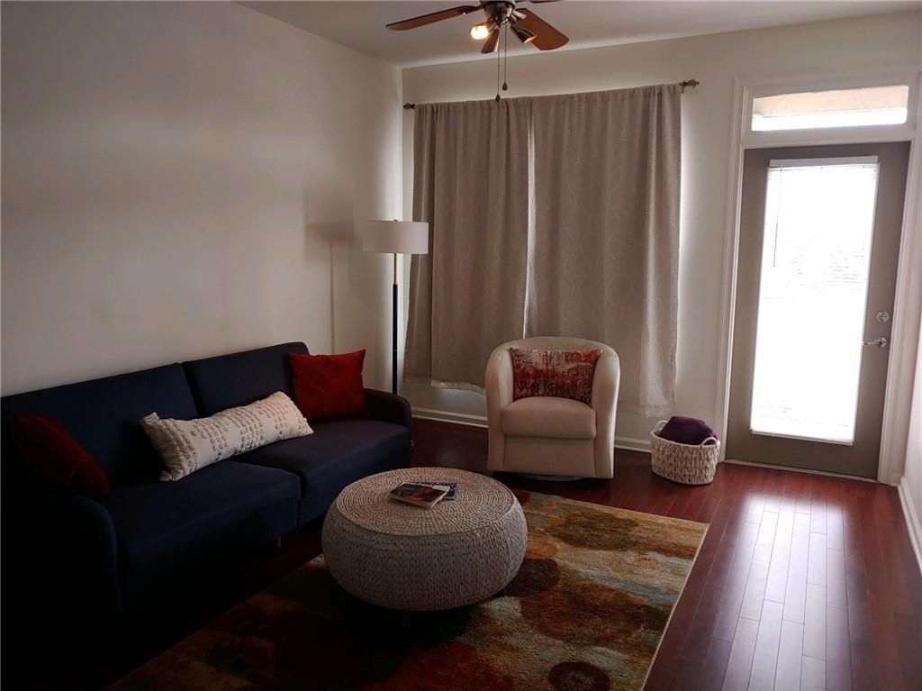 Building Photo - 898 Oak St SW