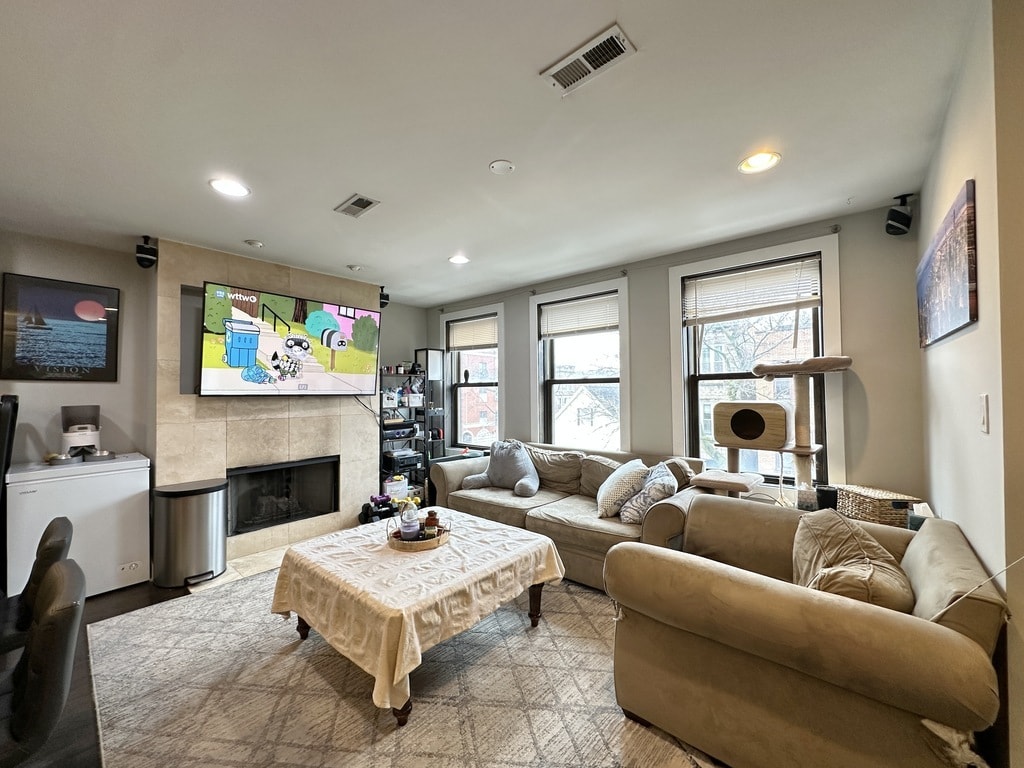 Building Photo - 917 N Damen Ave