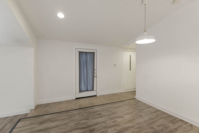 Building Photo - 121 W Woodlawn Ave