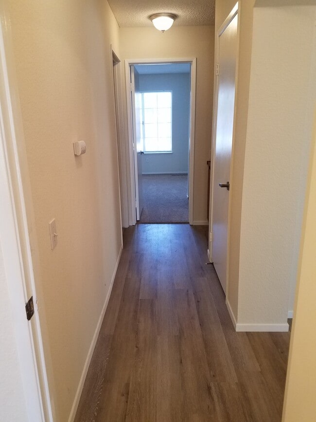 Building Photo - Charming 2 bed 2 bath in west side of Heme...