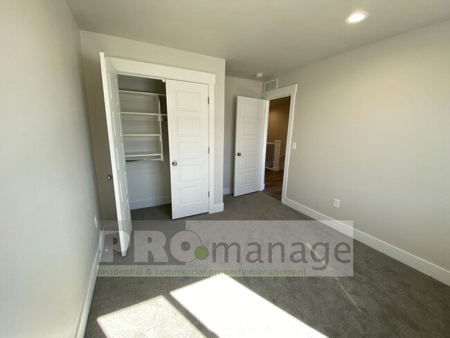 Building Photo - Townhouse