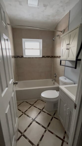 Building Photo - 821 Lannerton Rd