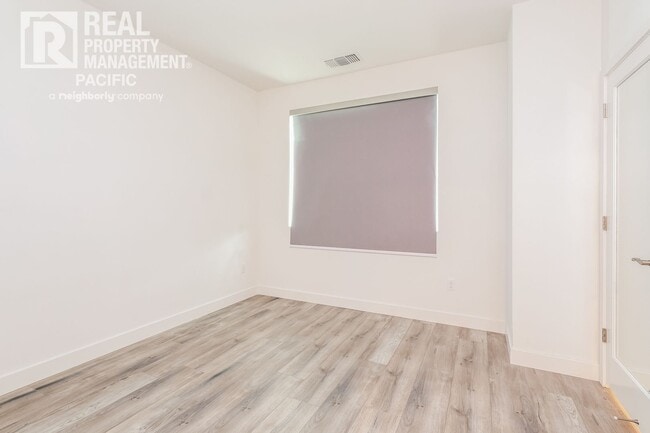 Building Photo - Modern Townhome in Gated West Oakland Comm...