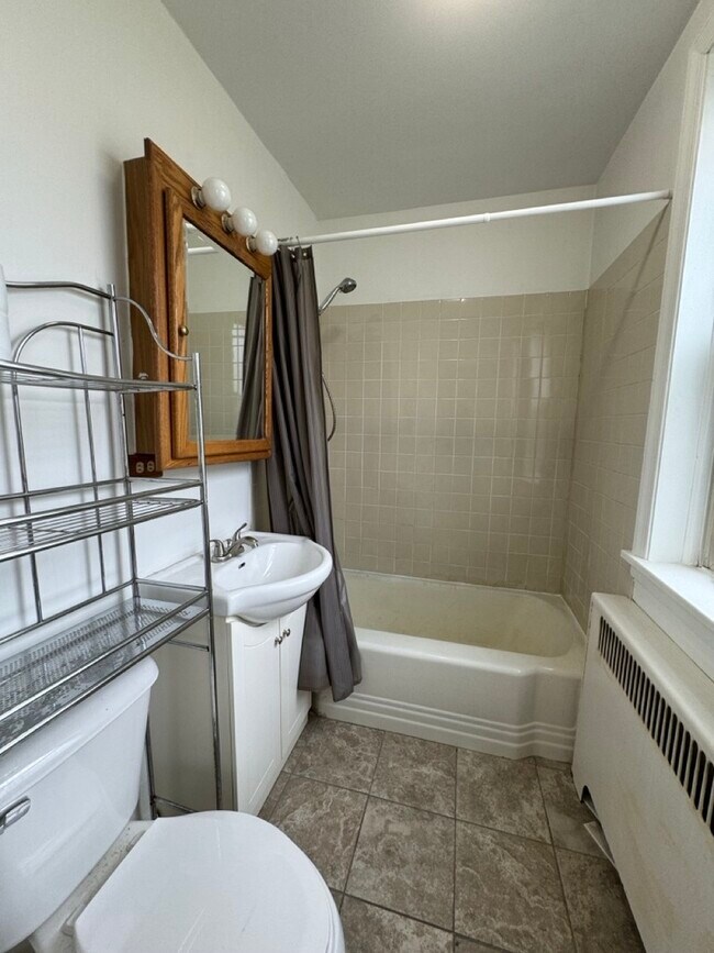 Building Photo - 302 Division St