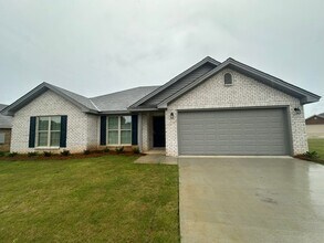 Building Photo - 444 Country Club Dr