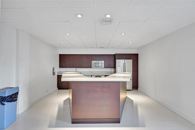Building Photo - 3015 N Ocean Blvd