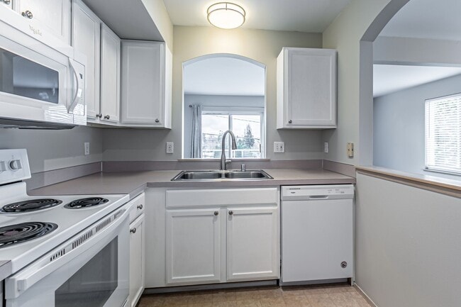 Building Photo - Wonderful Townhome in Browns Point with VIEWS!