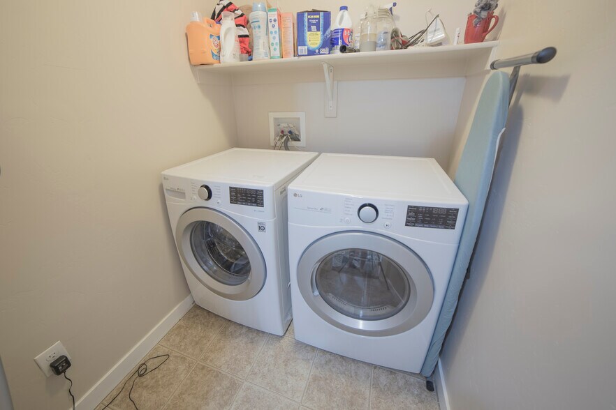 Building Photo - 2666 W Cottonwood Dr