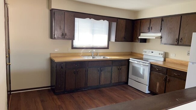 Building Photo - 16640 Crescent Ave