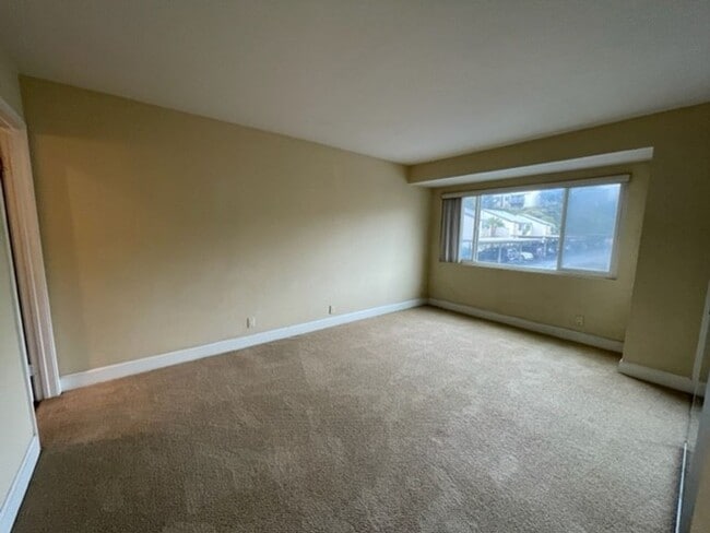 Building Photo - 2 bedroom, 2 bath top floor condo in La Jolla