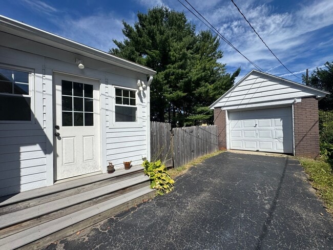 Building Photo - Adorable Single Family Home In Southeast P...