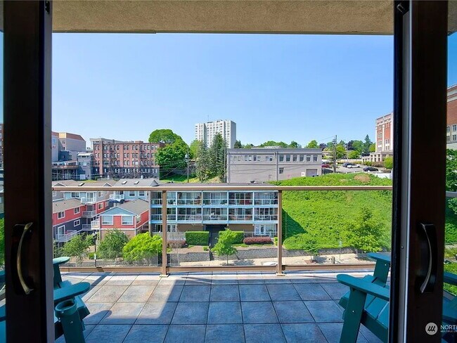 Building Photo - "Spacious 2-Bed, 3-Bath Sanctuary in Tacoma's Heart – 3,243 Sq Ft of Luxury Living!"