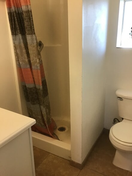 Bathroom/shower - 430 W Haloid Ave