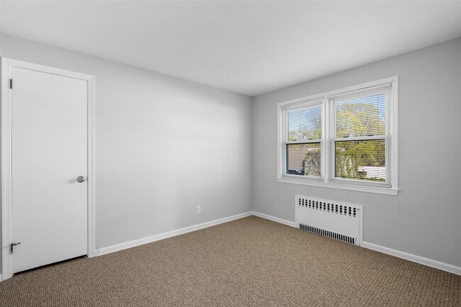 Building Photo - 1025 Louise Ave