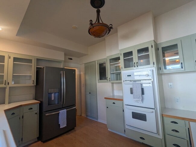 Building Photo - Stylish, Spacious, and Serene – The Home Y...