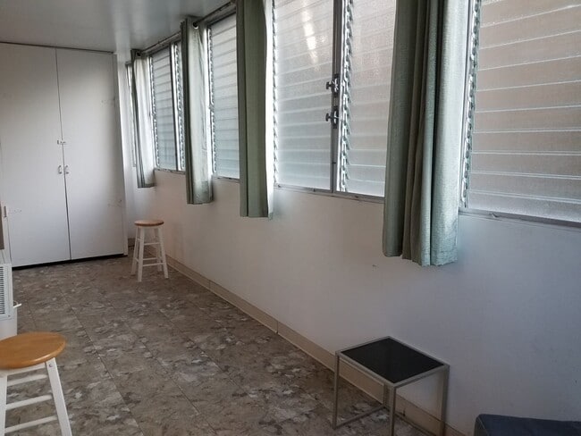 Building Photo - Near Waikiki Beach. Window AC. Near Public Transportation