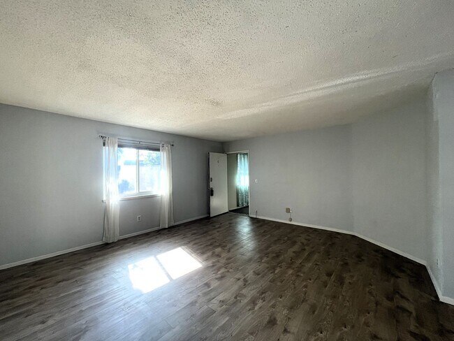 Building Photo - 1 Bedroom Condo In Cedar Lakes Estates!! H...