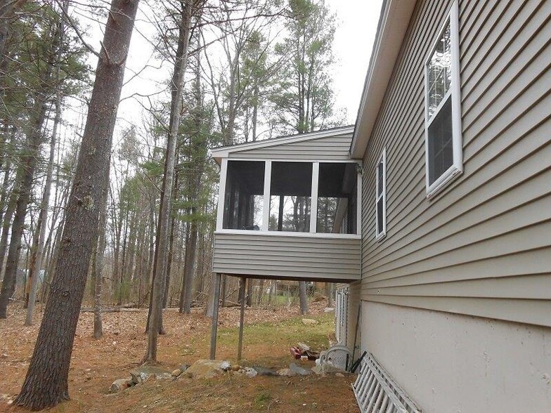Building Photo - 10 Village Green Dr