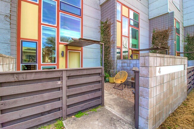 Primary Photo - 502 W 55th St