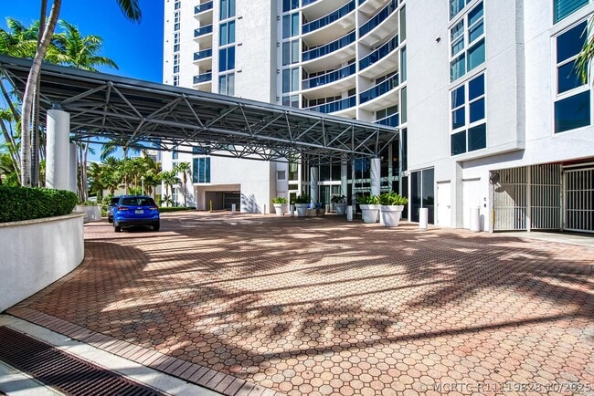 Building Photo - 18911 Collins Ave